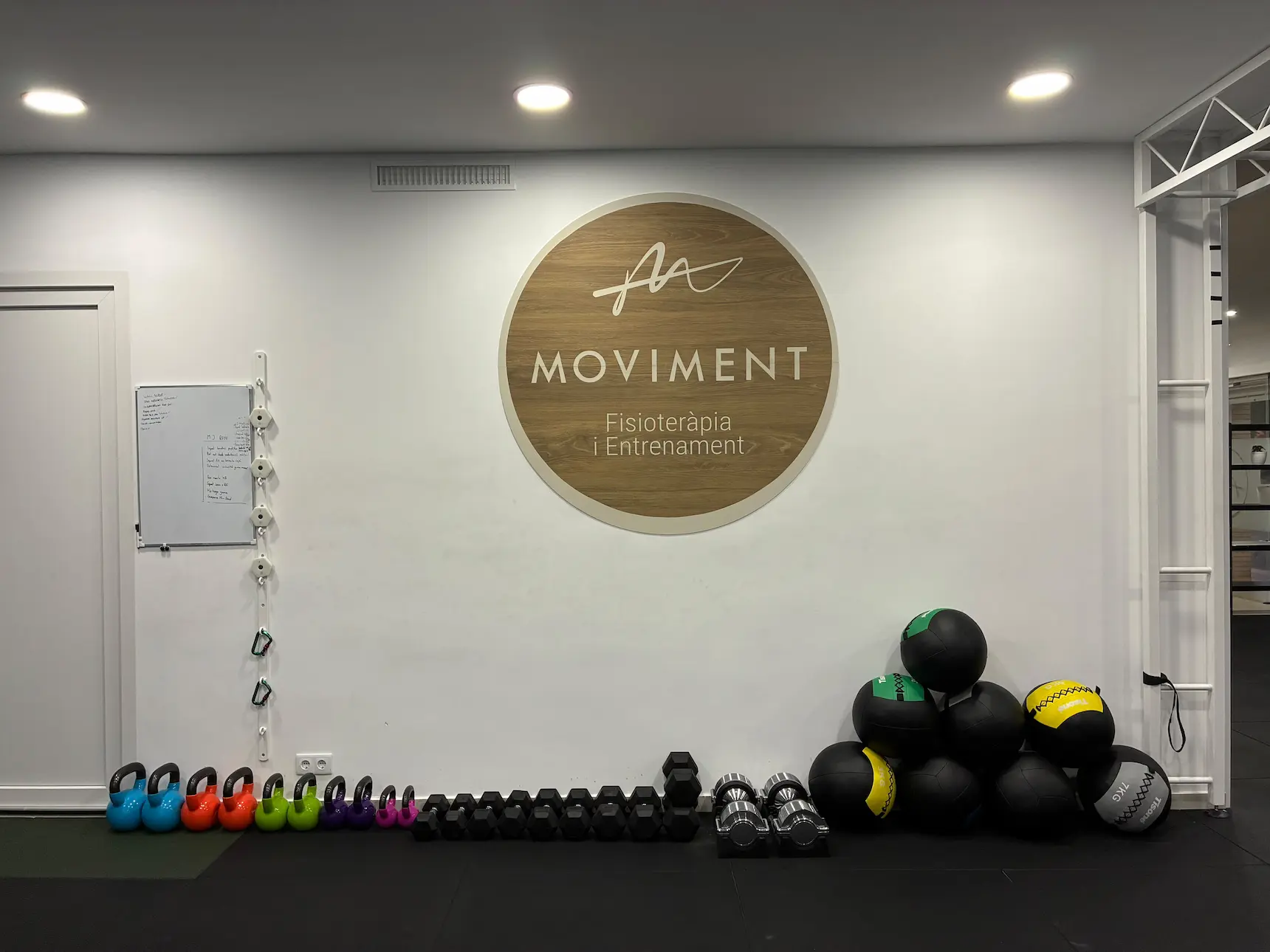 Kettlebells, mancuernas y balones medicinales en Moviment Vila-real
