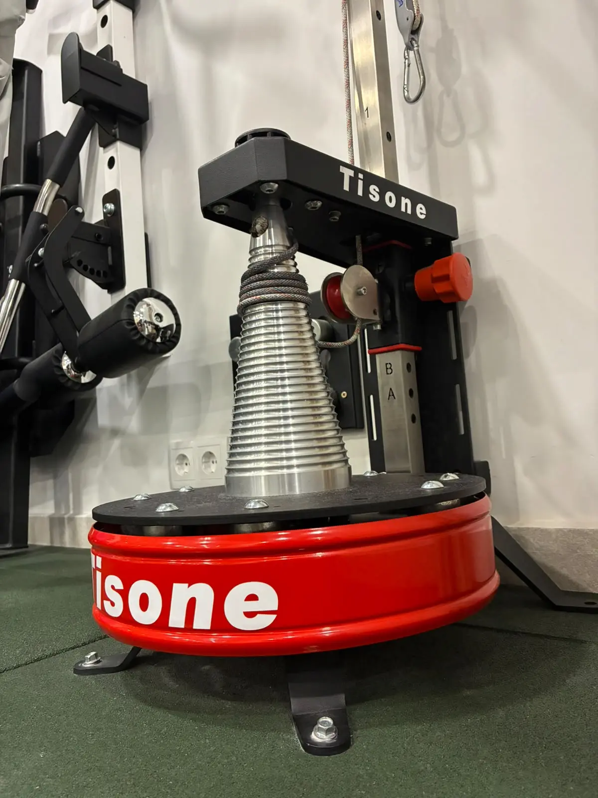 Máquina de entrenamiento funcional Tisone en Moviment Vila-real